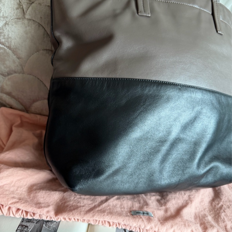 繆繆  托特包 手提包 通勤包 腋下包 黑色皮革 灰色皮革 大象灰 側背包 斜挎包 斜背包 褶皺鏈條包 miu miu ivy tote bag-15