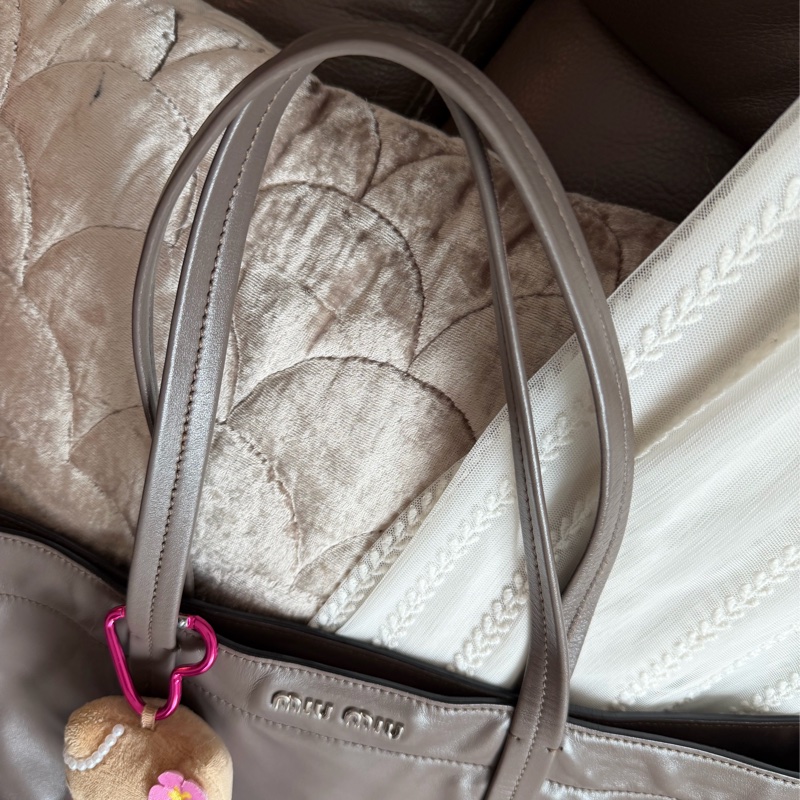 繆繆  托特包 手提包 通勤包 腋下包 黑色皮革 灰色皮革 大象灰 側背包 斜挎包 斜背包 褶皺鏈條包 miu miu ivy tote bag-17