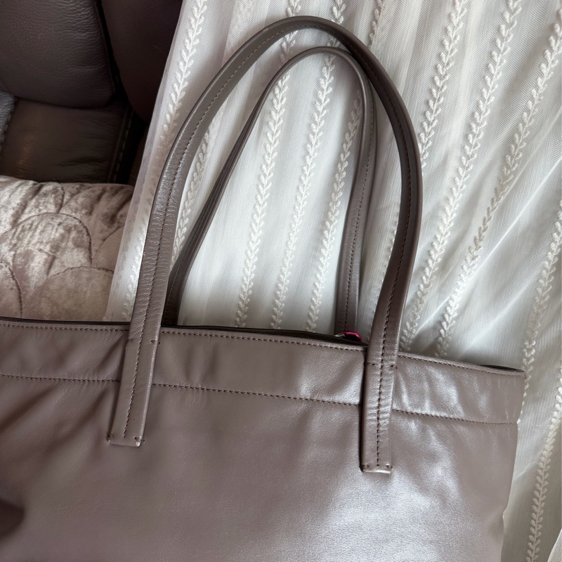 繆繆  托特包 手提包 通勤包 腋下包 黑色皮革 灰色皮革 大象灰 側背包 斜挎包 斜背包 褶皺鏈條包 miu miu ivy tote bag-19