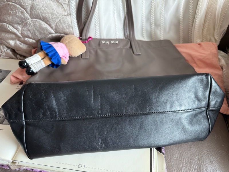 繆繆  托特包 手提包 通勤包 腋下包 黑色皮革 灰色皮革 大象灰 側背包 斜挎包 斜背包 褶皺鏈條包 miu miu ivy tote bag-21