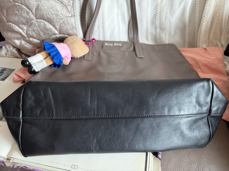 繆繆  托特包 手提包 通勤包 腋下包 黑色皮革 灰色皮革 大象灰 側背包 斜挎包 斜背包 褶皺鏈條包 miu miu ivy tote bag-22