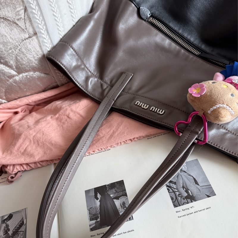 繆繆  托特包 手提包 通勤包 腋下包 黑色皮革 灰色皮革 大象灰 側背包 斜挎包 斜背包 褶皺鏈條包 miu miu ivy tote bag-24