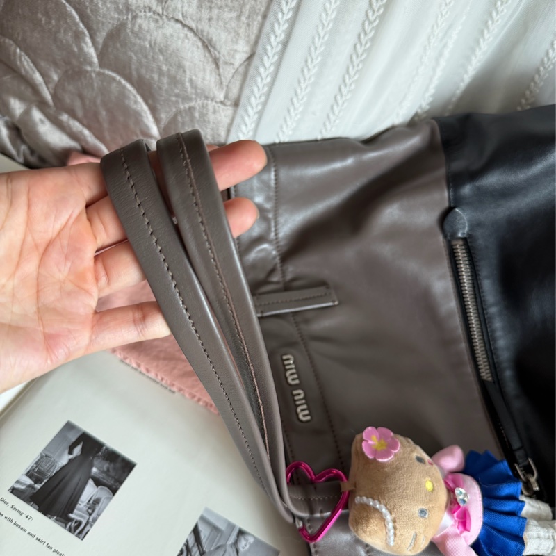 繆繆  托特包 手提包 通勤包 腋下包 黑色皮革 灰色皮革 大象灰 側背包 斜挎包 斜背包 褶皺鏈條包 miu miu ivy tote bag-25