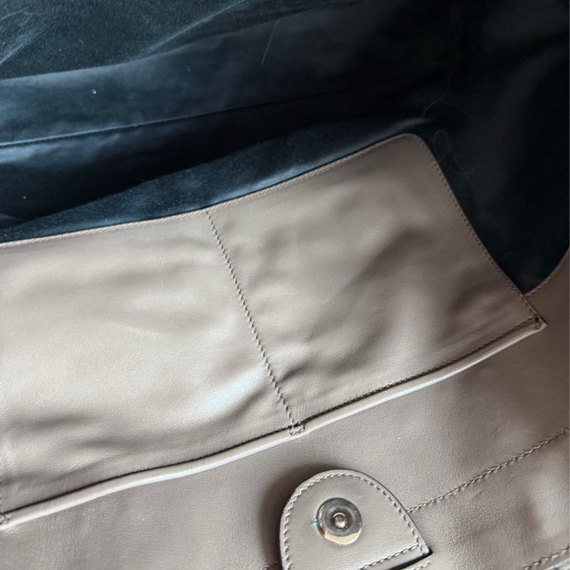 繆繆  托特包 手提包 通勤包 腋下包 黑色皮革 灰色皮革 大象灰 側背包 斜挎包 斜背包 褶皺鏈條包 miu miu ivy tote bag-26