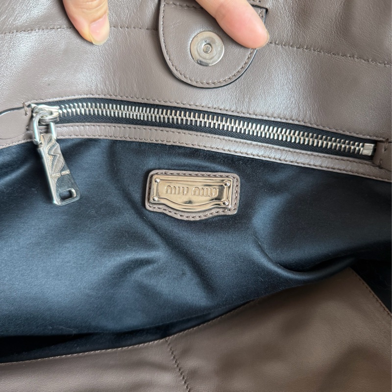 繆繆  托特包 手提包 通勤包 腋下包 黑色皮革 灰色皮革 大象灰 側背包 斜挎包 斜背包 褶皺鏈條包 miu miu ivy tote bag-27