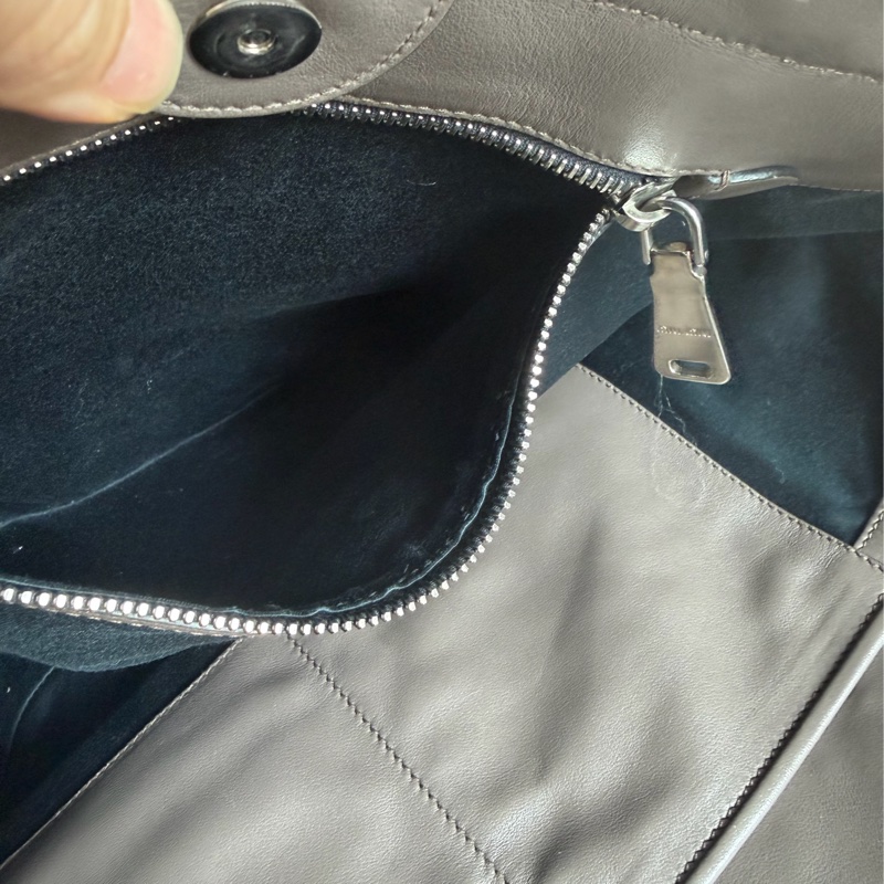 繆繆  托特包 手提包 通勤包 腋下包 黑色皮革 灰色皮革 大象灰 側背包 斜挎包 斜背包 褶皺鏈條包 miu miu ivy tote bag-28