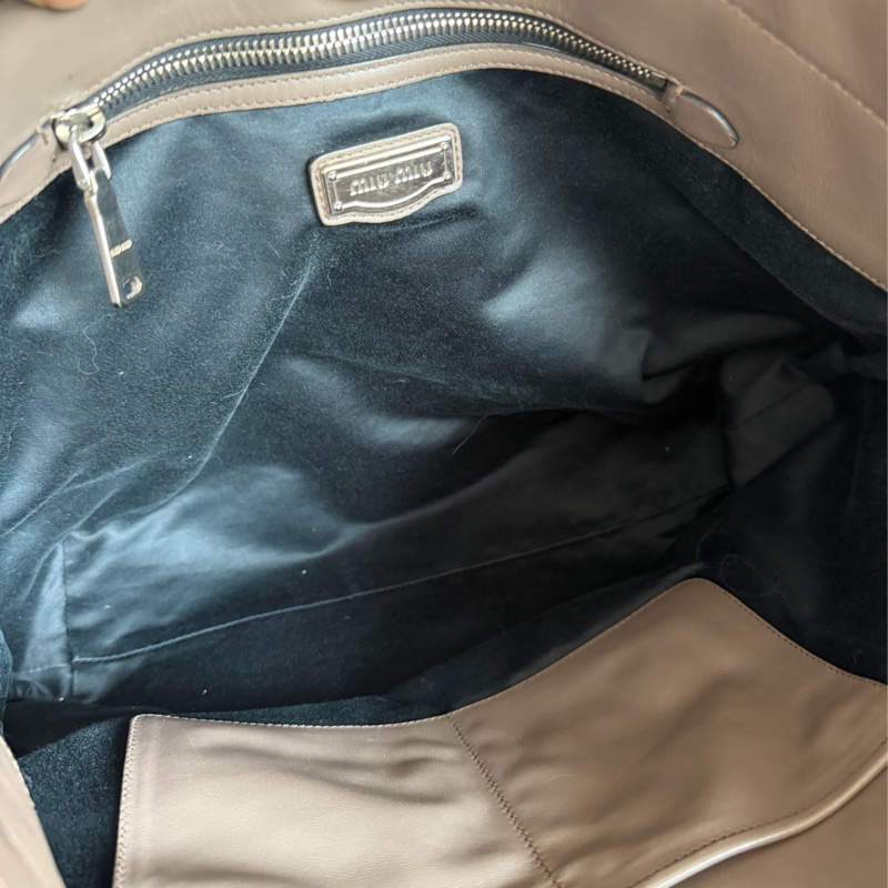 繆繆  托特包 手提包 通勤包 腋下包 黑色皮革 灰色皮革 大象灰 側背包 斜挎包 斜背包 褶皺鏈條包 miu miu ivy tote bag-29