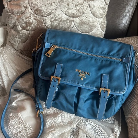 普拉達  郵差包 托特包 手提包 通勤包 腋下包 斜背包 蒂芬妮藍 灰色皮革 大象灰 側背包 斜挎包 斜背包 褶皺鏈條包 Prada tiffany blue Tessuto Saffiano-Trim Crossbody Bag/bag / messenger bag