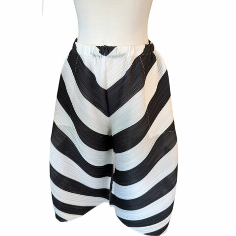 PLEATS PLEASE黑白條六分燈籠褲