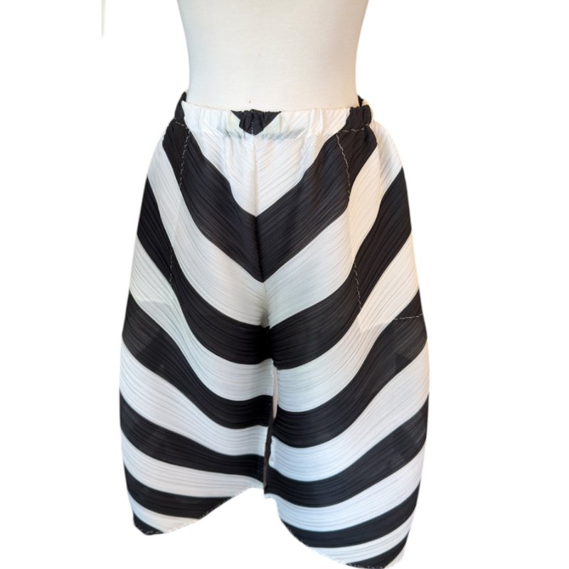 PLEATS PLEASE黑白條六分燈籠褲-0