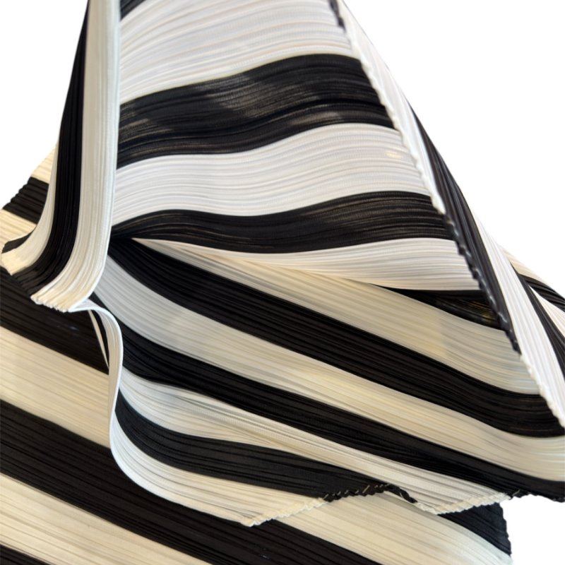 PLEATS PLEASE黑白條六分燈籠褲-3