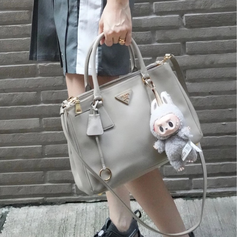 普拉達  殺手包 托特包 手提包 通勤包 腋下包 斜背包 灰色皮革 十字紋皮革 灰色皮革 大象灰 側背包 斜挎包 斜背包 褶皺鏈條包 Prada prada saffiano grey Leather bag/crossbody bag-1