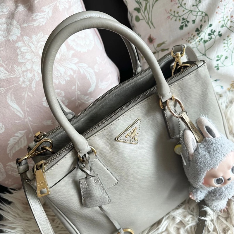 普拉達  殺手包 托特包 手提包 通勤包 腋下包 斜背包 灰色皮革 十字紋皮革 灰色皮革 大象灰 側背包 斜挎包 斜背包 褶皺鏈條包 Prada prada saffiano grey Leather bag/crossbody bag-4