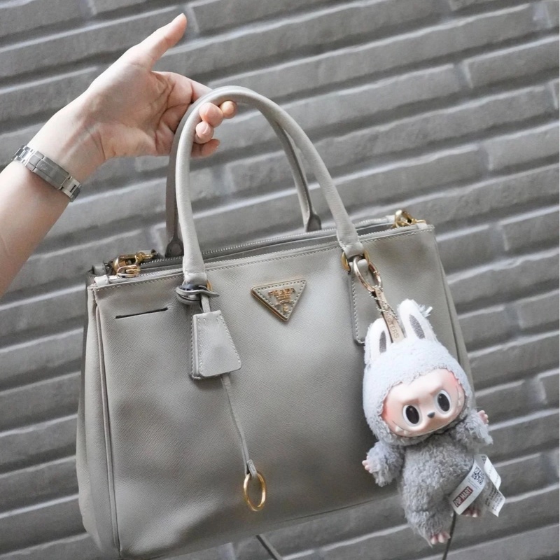 普拉達  殺手包 托特包 手提包 通勤包 腋下包 斜背包 灰色皮革 十字紋皮革 灰色皮革 大象灰 側背包 斜挎包 斜背包 褶皺鏈條包 Prada prada saffiano grey Leather bag/crossbody bag-6