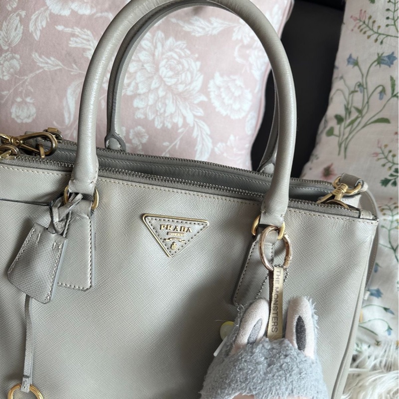 普拉達  殺手包 托特包 手提包 通勤包 腋下包 斜背包 灰色皮革 十字紋皮革 灰色皮革 大象灰 側背包 斜挎包 斜背包 褶皺鏈條包 Prada prada saffiano grey Leather bag/crossbody bag-10