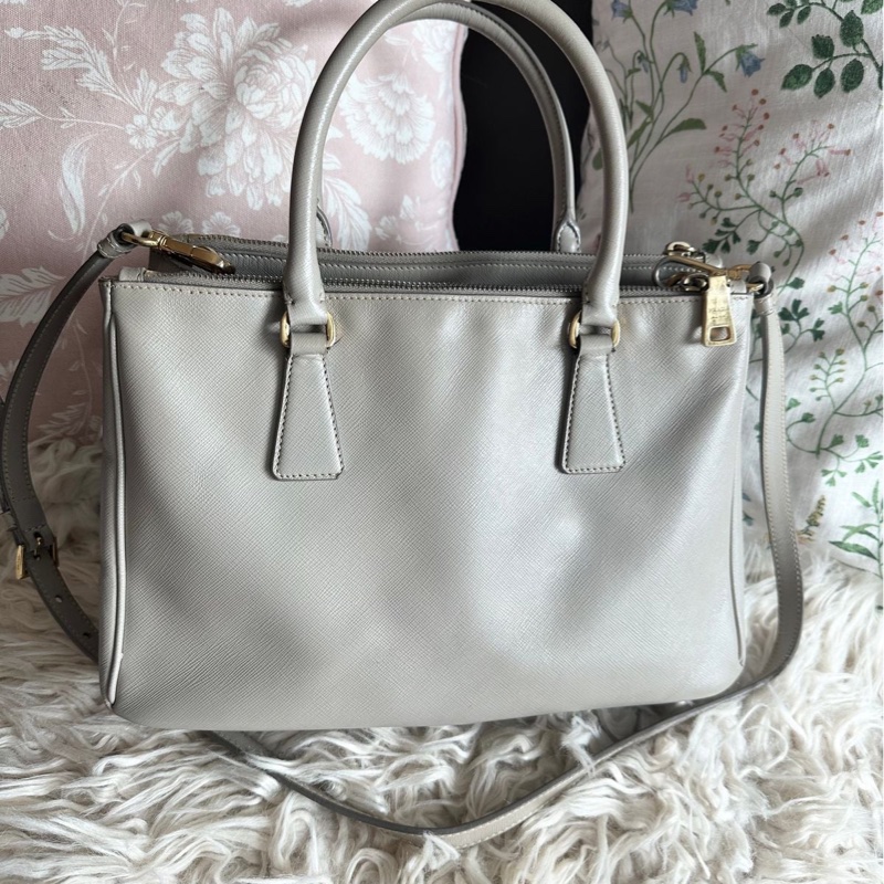 普拉達  殺手包 托特包 手提包 通勤包 腋下包 斜背包 灰色皮革 十字紋皮革 灰色皮革 大象灰 側背包 斜挎包 斜背包 褶皺鏈條包 Prada prada saffiano grey Leather bag/crossbody bag-12