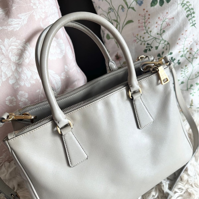 普拉達  殺手包 托特包 手提包 通勤包 腋下包 斜背包 灰色皮革 十字紋皮革 灰色皮革 大象灰 側背包 斜挎包 斜背包 褶皺鏈條包 Prada prada saffiano grey Leather bag/crossbody bag-16