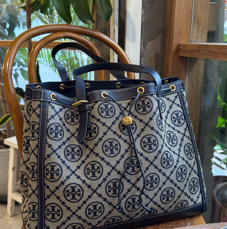 【近全新】Tory Burch T Monogram 經典海軍藍提花水桶托特包（僅背一次、附防塵袋）-1