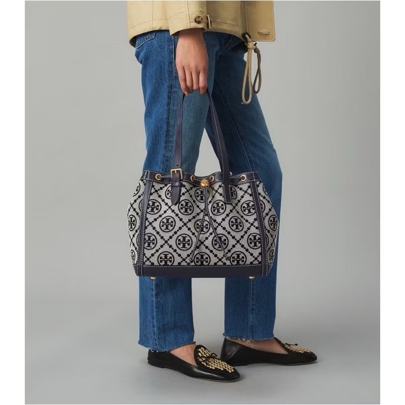 【近全新】Tory Burch T Monogram 經典海軍藍提花水桶托特包（僅背一次、附防塵袋）-2
