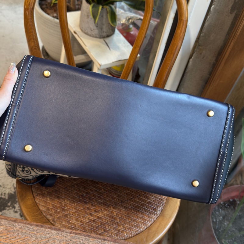 【近全新】Tory Burch T Monogram 經典海軍藍提花水桶托特包（僅背一次、附防塵袋）-4