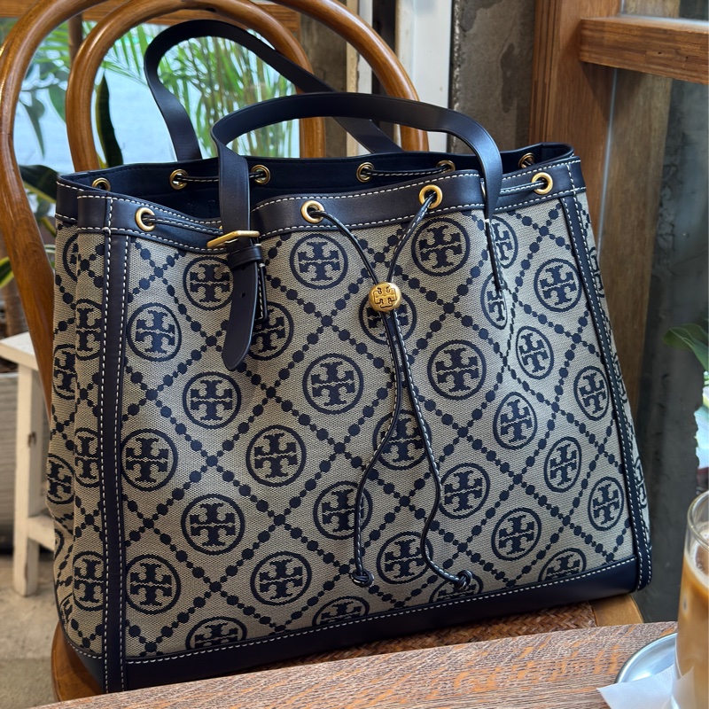 【近全新】Tory Burch T Monogram 經典海軍藍提花水桶托特包（僅背一次、附防塵袋）-5
