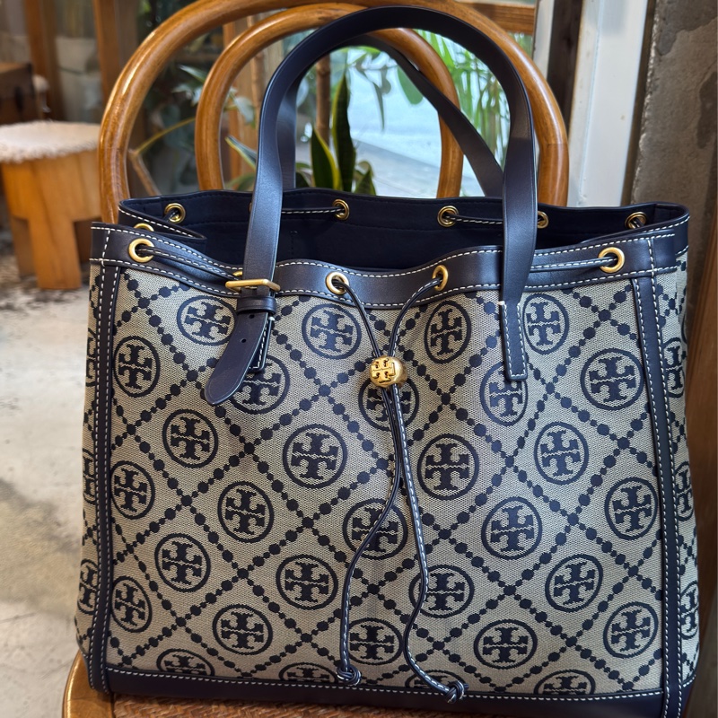 【近全新】Tory Burch T Monogram 經典海軍藍提花水桶托特包（僅背一次、附防塵袋）-6