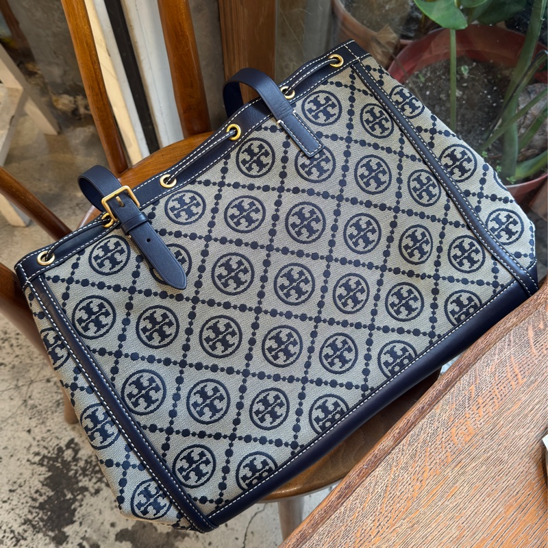 【近全新】Tory Burch T Monogram 經典海軍藍提花水桶托特包（僅背一次、附防塵袋）-7