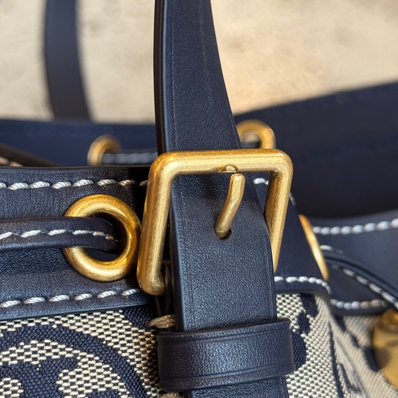 【近全新】Tory Burch T Monogram 經典海軍藍提花水桶托特包（僅背一次、附防塵袋）-10
