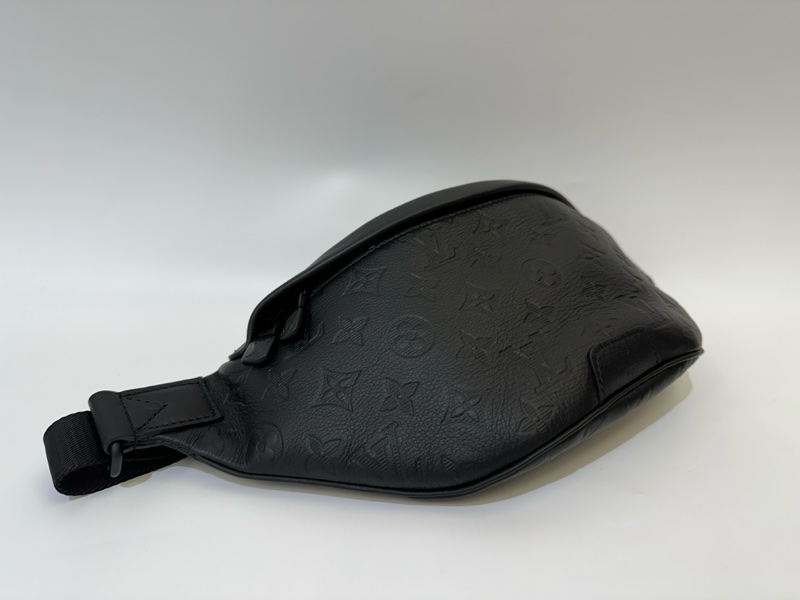 Lv 黑牛皮壓紋Discovery PM 胸口包-1