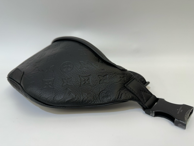 Lv 黑牛皮壓紋Discovery PM 胸口包-2
