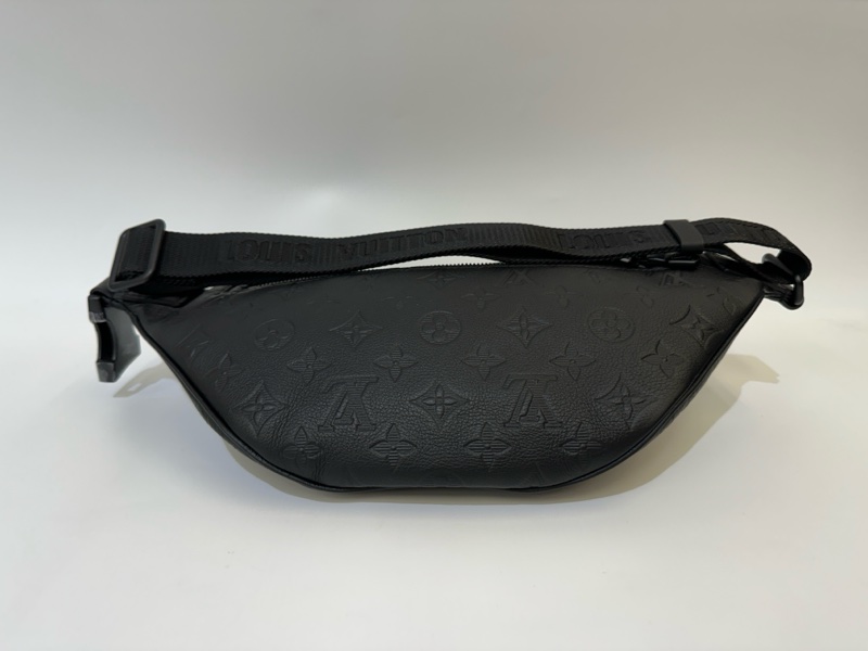 Lv 黑牛皮壓紋Discovery PM 胸口包-3