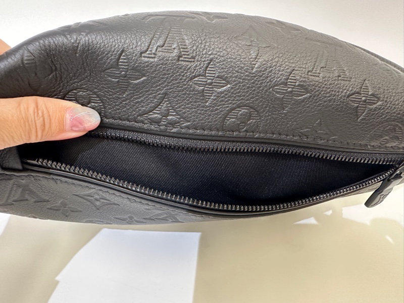 Lv 黑牛皮壓紋Discovery PM 胸口包-4