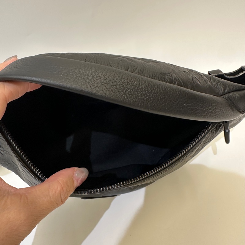 Lv 黑牛皮壓紋Discovery PM 胸口包-5