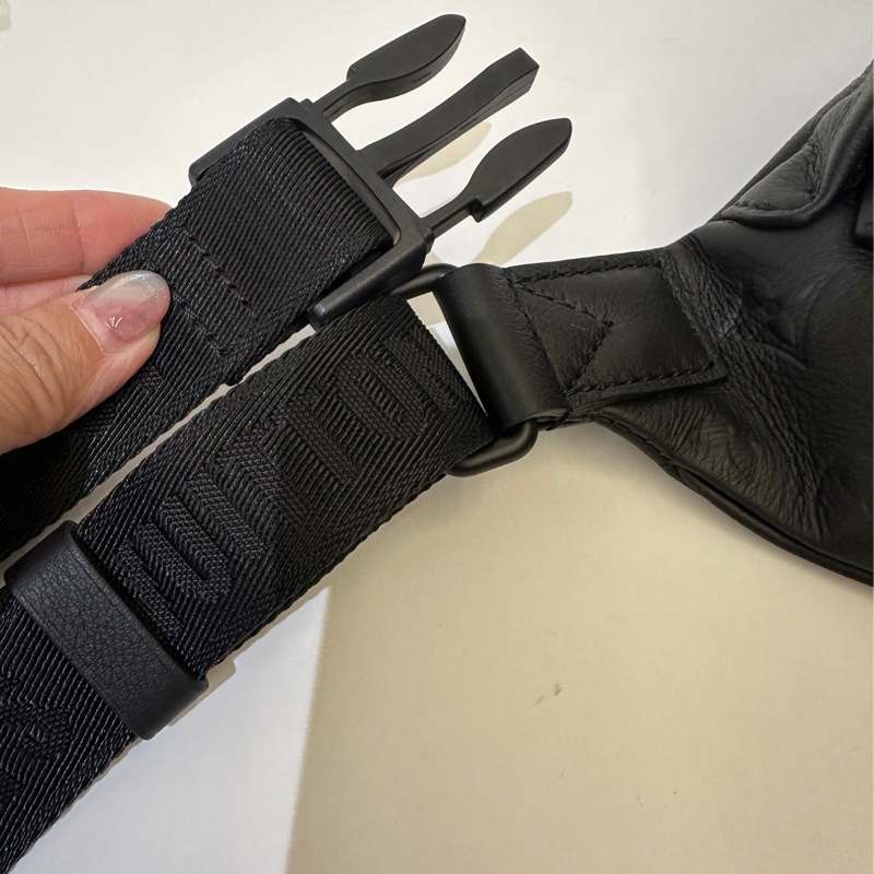 Lv 黑牛皮壓紋Discovery PM 胸口包-6