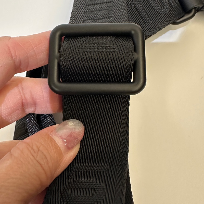 Lv 黑牛皮壓紋Discovery PM 胸口包-7