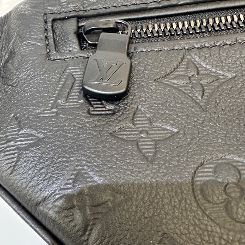 Lv 黑牛皮壓紋Discovery PM 胸口包-9