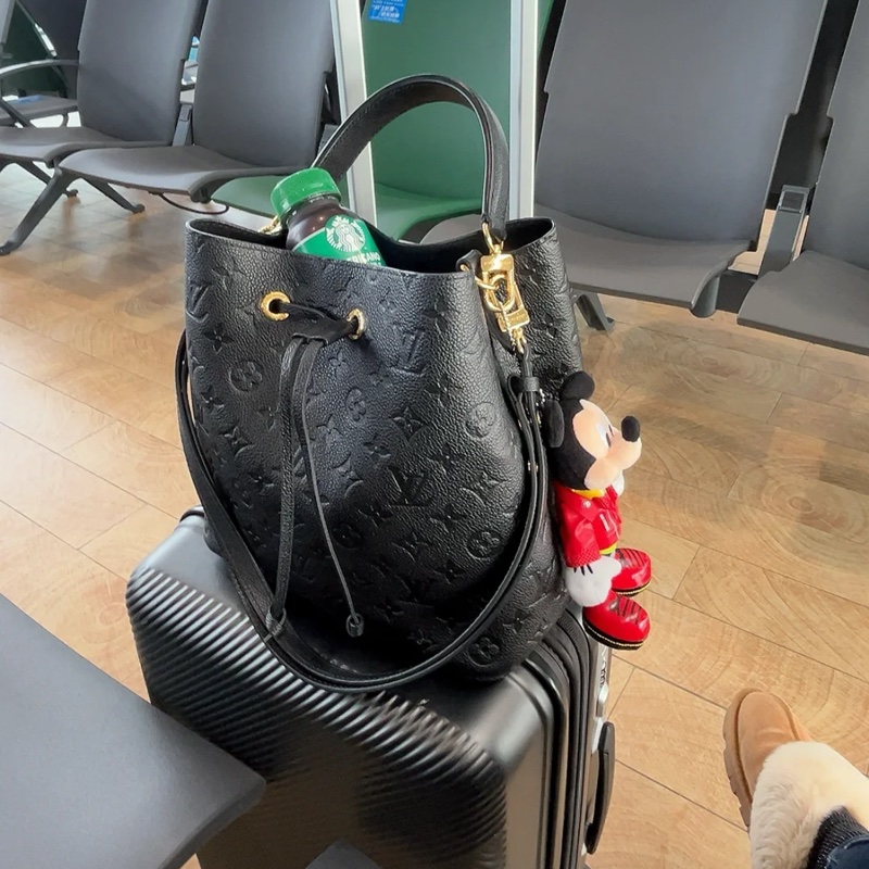 Louis Vuitton路易威登NeoNoé中號黑金壓紋老花牛皮水桶包🪣-5