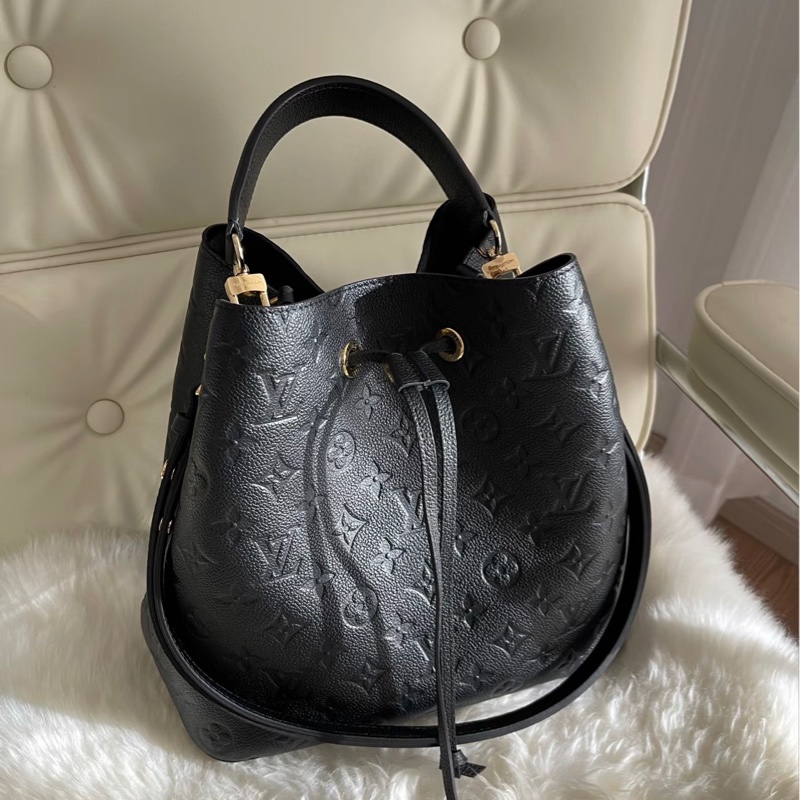 Louis Vuitton路易威登NeoNoé中號黑金壓紋老花牛皮水桶包🪣-6