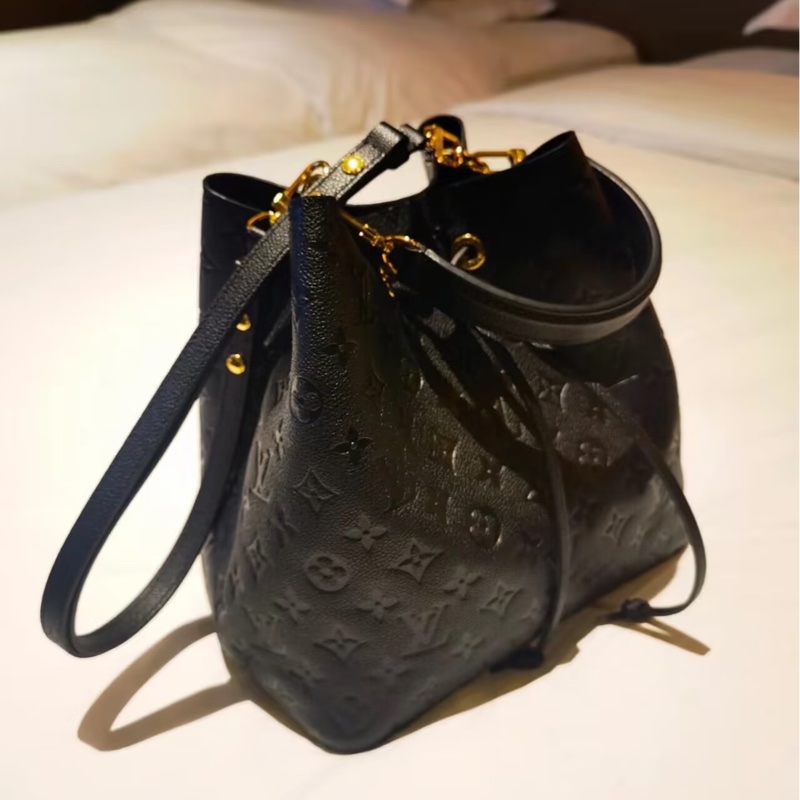Louis Vuitton路易威登NeoNoé中號黑金壓紋老花牛皮水桶包🪣-21