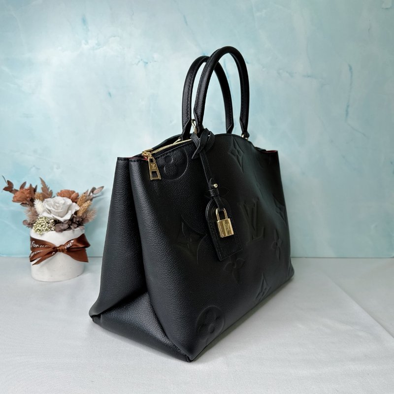 LV Grand Palais黑牛壓紋托特包-3