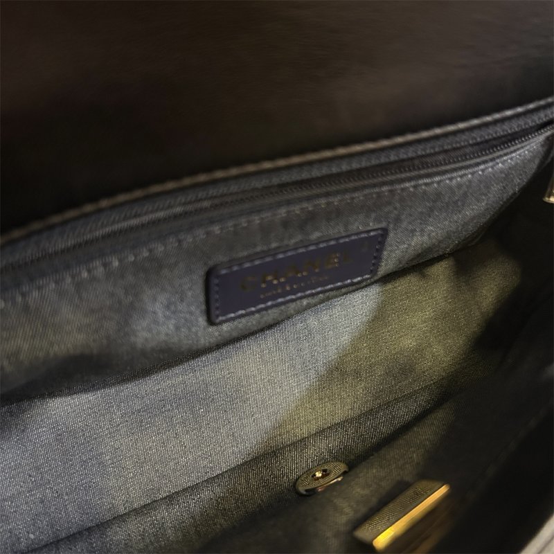 CHANEL黑色羊皮菱格金扣兩用包-8