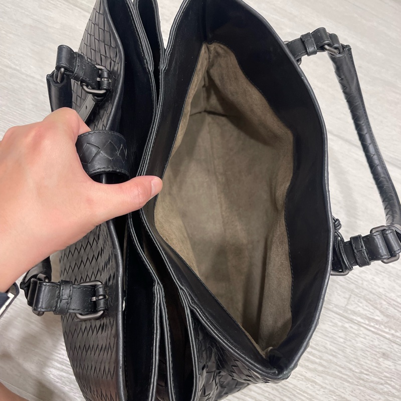 Bottega Veneta Roma 寬37 中號黑色牛皮編織包-15