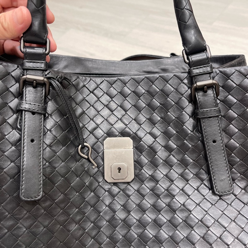 Bottega Veneta Roma 寬37 中號黑色牛皮編織包-23