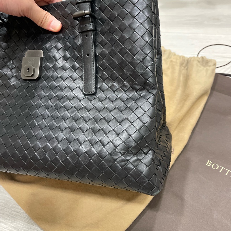 Bottega Veneta Roma 寬37 中號黑色牛皮編織包-36