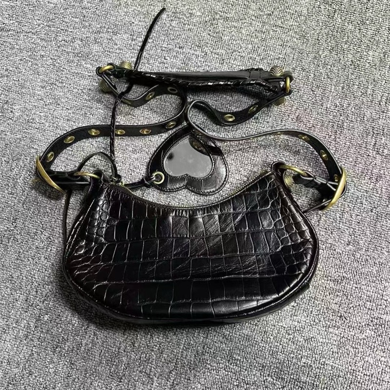 【balenciaga】黑金鉚釘褶皺機車包餃子包-1