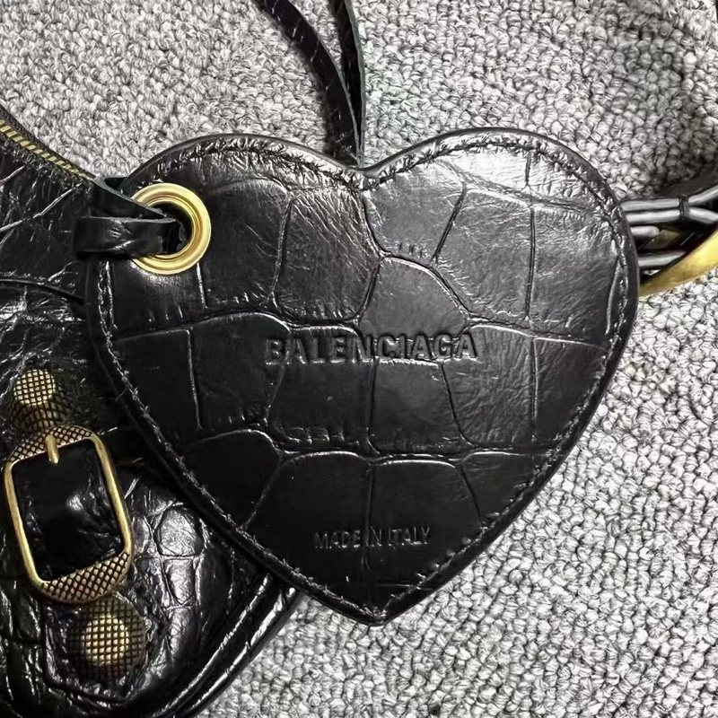 【balenciaga】黑金鉚釘褶皺機車包餃子包-2