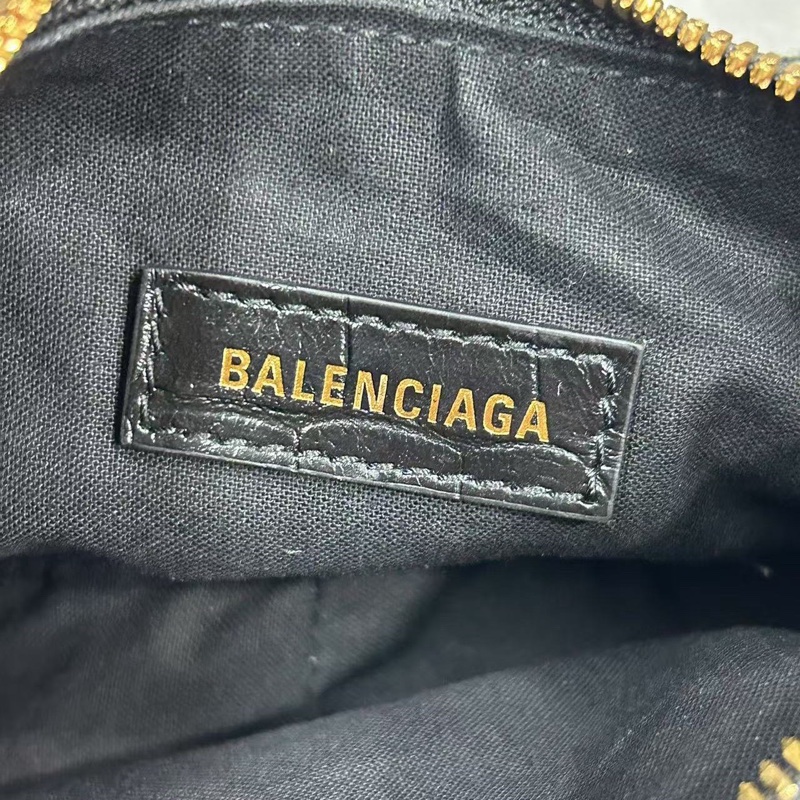 【balenciaga】黑金鉚釘褶皺機車包餃子包-3