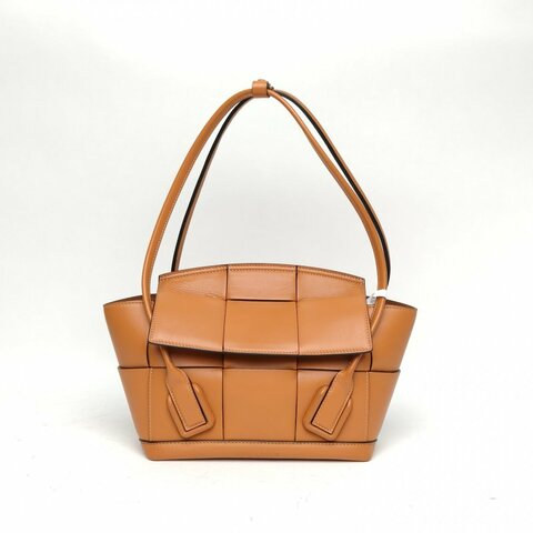 BOTTEGA VENETA Arco33焦糖色牛皮金扣肩背包