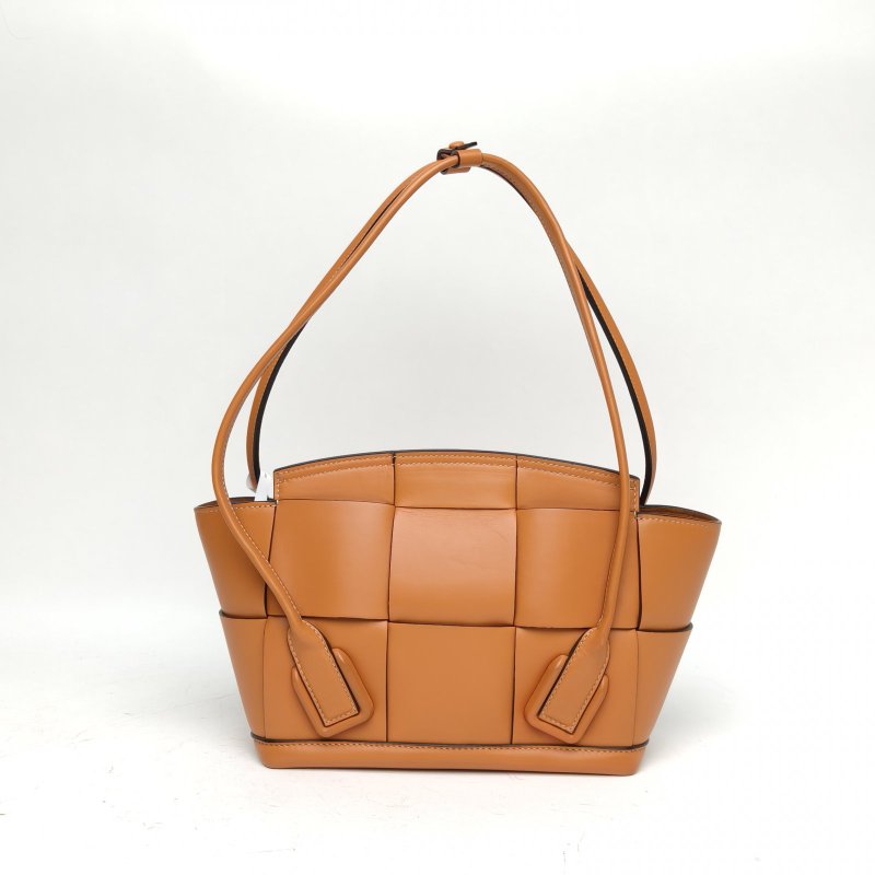 BOTTEGA VENETA Arco33焦糖色牛皮金扣肩背包-2