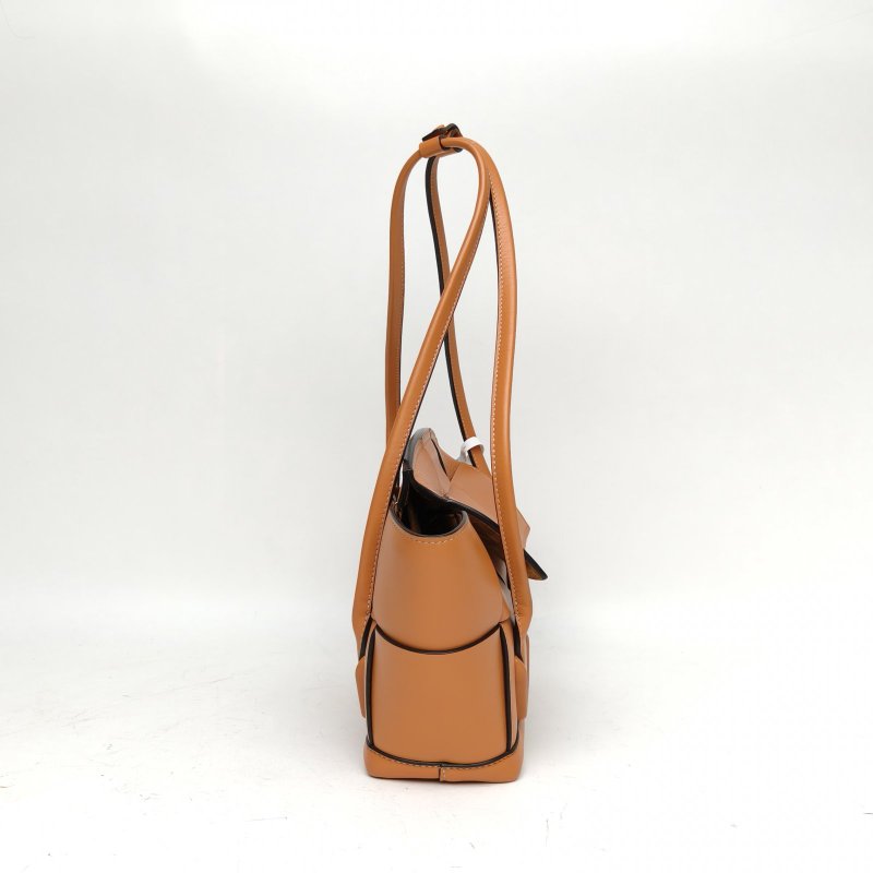 BOTTEGA VENETA Arco33焦糖色牛皮金扣肩背包-3